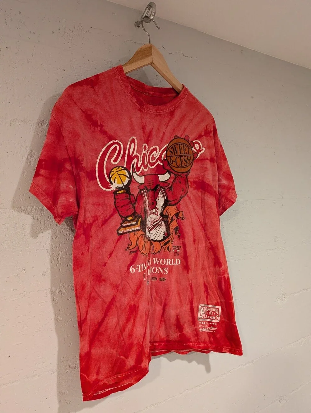 Mitchell Ness Chicago Bulls Hardwood Classics Tie Dye Sweet 6-cess Tee L NBA